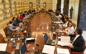 دولار بيروت.. حرب مفتوحة على مالية لبنان