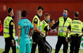 شاهد..مشجع دون كمامة يقتحم ملعب مباراة برشلونة 