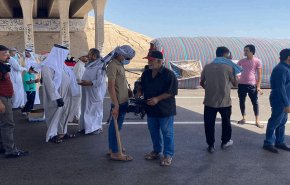 العراق..ذوو الشهداء والسجناء السياسيين يقطعون طريقا دوليا