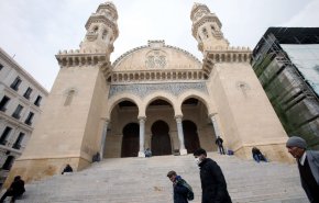 جدل في الجزائر بسبب عدم إعادة فتح المساجد
