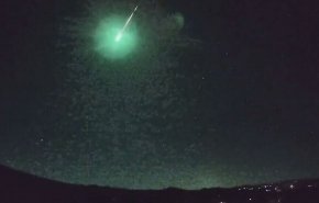 بالفيديو.. كرة نار زرقاء غامضة تخترق السماء