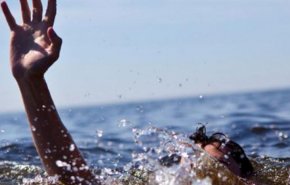 بالفيديو.. رجل ينتحر وابنتيه بحضنه في المحيط