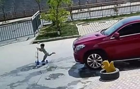 شاهد.. معجزة طفل ينجو من الموت تحت عجلات سيارة