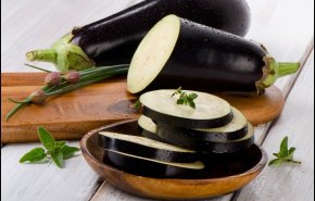بالفيديو..طاهٍ أردني يحول قشر الباذنجان لكمامات واقية من كورونا!
