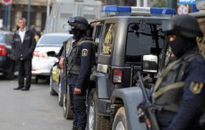 على طريقة جورج فلويد.. شرطي يعتدي على سائق أجرة في القاهرة + فيديو