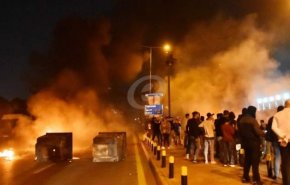 قطع بعض الشوارع في بيروت ليلا