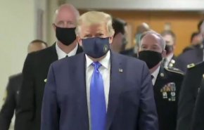شاهد.. ترامب يرتدي لأول مرة كمامة في مكان عام!


