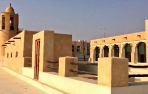 سائحة اجنبية ترقص أمام مسجد تستفز القطريين