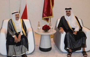 أمير الكويت يتلقى اتصالا هاتفيا من أمير قطر