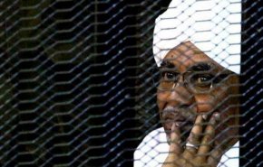بالفيديو.. المحكمة السودانية تؤجل محاكمة البشير لهذا السبب  
