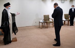 أول فيديو للحظة لقاء الكاظمي بقائد الثورة الاسلامية