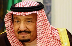 شاهد..حاخام يصلي لشفاء الملك السعودي!