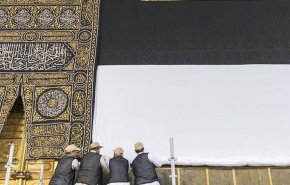استعدادا لموسم الحج الاستثنائي: رفع كسوة الكعبة
