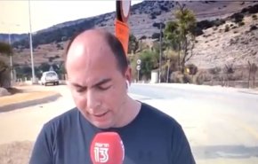 شاهد..ردة فعل مراسل اسرائيلي بعد إطلاق نار قريب منه