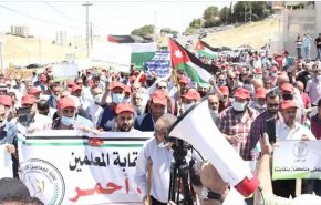 شاهد.. الاردنيون يعتصمون ضد اغلاق نقابة المعلمين 