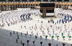 شاهد.. الحجاج يبدأون مناسك الحج في ظروف استثنائية