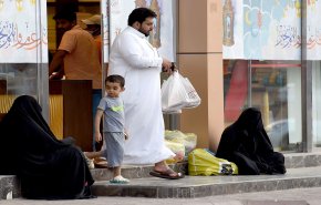 ارتفاع الضرائب يسقط المزيد من السعوديين في قاع الفقر