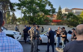 الاحتلال يقمع وقفة تضامنية ويعتقل مسؤول في
