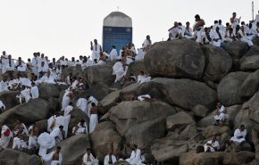 شاهد..الحجاج على جبل عرفة في ظروف استثنائية بسبب كورونا