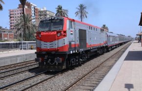 شاهد..المصريون يفرحون بركوب القطارات الروسية الجديدة 