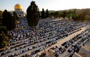 عشرات الآلاف يؤدون صلاة العيد في المسجد الأقصى