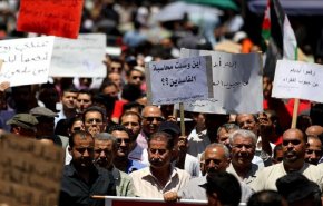 شاهد.. تظاهرات غاضبة تتأجج بالاردن ضد قرارات الحكومة 