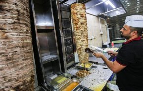 'بكتيريا الشاورما' تطغى على فيروس كورونا في بلد عربي