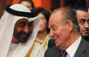 شاهد.. إحتفاء إماراتي بملك اسبانيا السابق