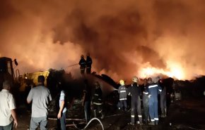 شاهد بالصور.. اخماد حريق كبير في ذي قار جنوب العراق