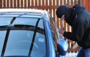 شاهد..لص يسرق سيارة سعودي بطريقة عجيبة في طرفة عين!