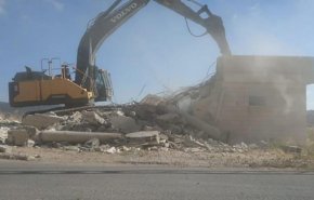 الاحتلال يرغم فلسطينيا على هدم منزله