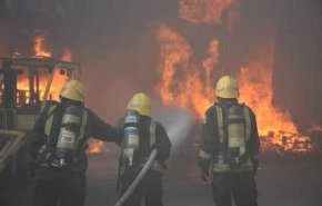 شاهد.. اندلاع حريق هائل في عدد من المستودعات في جدة بالسعودية