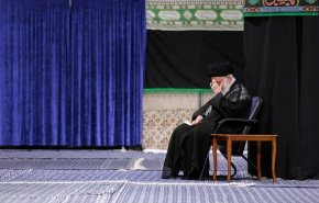 قائد الثورة يشارك في مراسم ليلة تاسوعاء الامام الحسين 