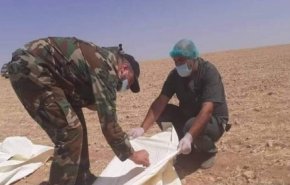الحكومة السورية تتسلم جثث 14 جنديا عثر عليها بمقبرة جماعية بالرقة
