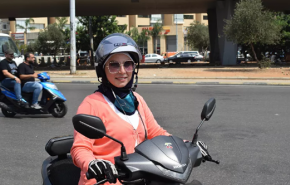 شاهد..لبنانية تحول دراجتها النارية إلى 
