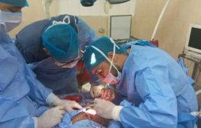 أطباء يستخرجون جسما غريبا من مريء طفل عمره عام