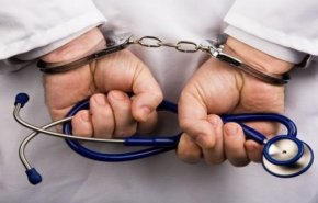 القبض على طبيب.. لم ينهي دراسة الإبتدائية!