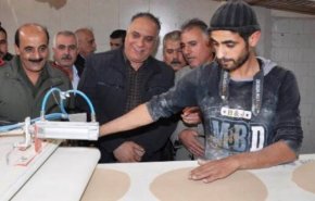 وزير التجارة السوري يتفحص الآلية الجديدة لتوزيع الخبز بدمشق