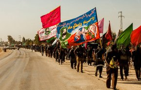 سيراً علی الاقدام؛ زوار الحسين(ع) يحيون مراسم الاربعين