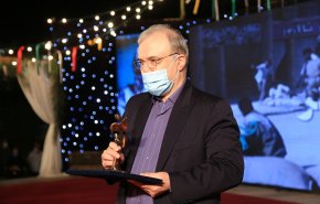 منح الجائزة والوسام الخاص بمهرجان أفلام المقاومة لوزير الصحة الايراني