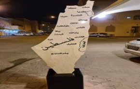 كويتي يضع خريطة فلسطين أمام منزله رفضا للتطبيع