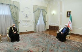 روحاني يؤكد اهتمام إيران بتطوير وتعميق التعاون مع سلطنة عمان