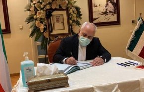 ظريف يوقّع سجل التعازي بوفاة أمير الكويت بسفارتها في طهران