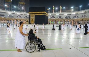بعد شهور من تعليقها: الحرم المكي يستقبل أول أفواج المعتمرين