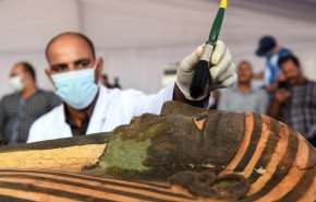 بالفيديو: وزير السياحة المصري يفتح تابوتا فرعونيا أمام العالم
