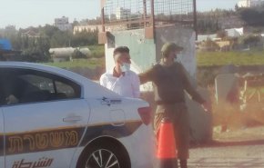 بالصورة.. اعتقال شاب بدعوى محاولته طعن شرطي للاحتلال قرب مفرق بيت عينون