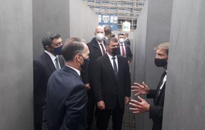 شاهد/ بن زايد يزور مع أشكينازي متحف 'هولوكوست'