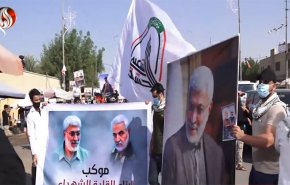 شاهد: زوار أربعين الحسين(ع) يستذكرون شهداء قادة النصر 