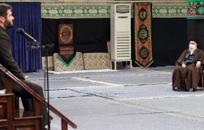 شاهد .. إقامة مراسم قراءة زيارة الاربعين بحضور قائد الثورة الاسلامية
