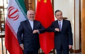 ظريف يبحث ونظيره الصيني التعاون الثنائي والقضايا ذات الاهتمام المشترك
